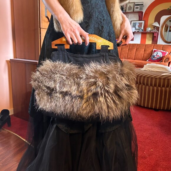 1930s OLD MONEY Silver Fox fur silk lined hand bag with hand painted wood handle - Picture 9 of 14